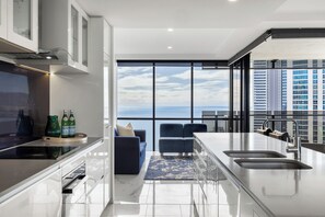 公寓, 2 间卧室, 双浴室, 海洋景观 | 私人厨房 | 大冰箱、微波炉、烤箱、炉灶