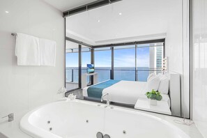 华丽公寓, 1 间卧室, 海洋景观 | 浴室 | 独立的浴缸和淋浴、按摩浴缸、免费洗浴用品、吹风机