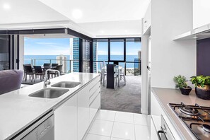 Appartement Standard, 2 chambres, 2 salles de bains, vue océan | Cuisine privée | Grand réfrigérateur, micro-ondes, four, plaque de cuisson