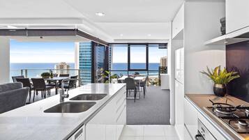 Deluxe Apartment, 2 Bedrooms, 2 Bathrooms, Ocean View (level 24) | Private kitchen