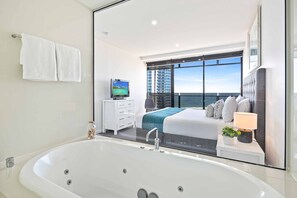 Appartement Deluxe, 2 chambres, vue océan (2 Bathrooms level 24) | Salle de bain | Baignoire et douche séparées, baignoire à jets