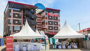 Un hôtel au design moderne, reconnaissable à son panneau bien visible portant l’inscription « CENTURION HOTEL ».
