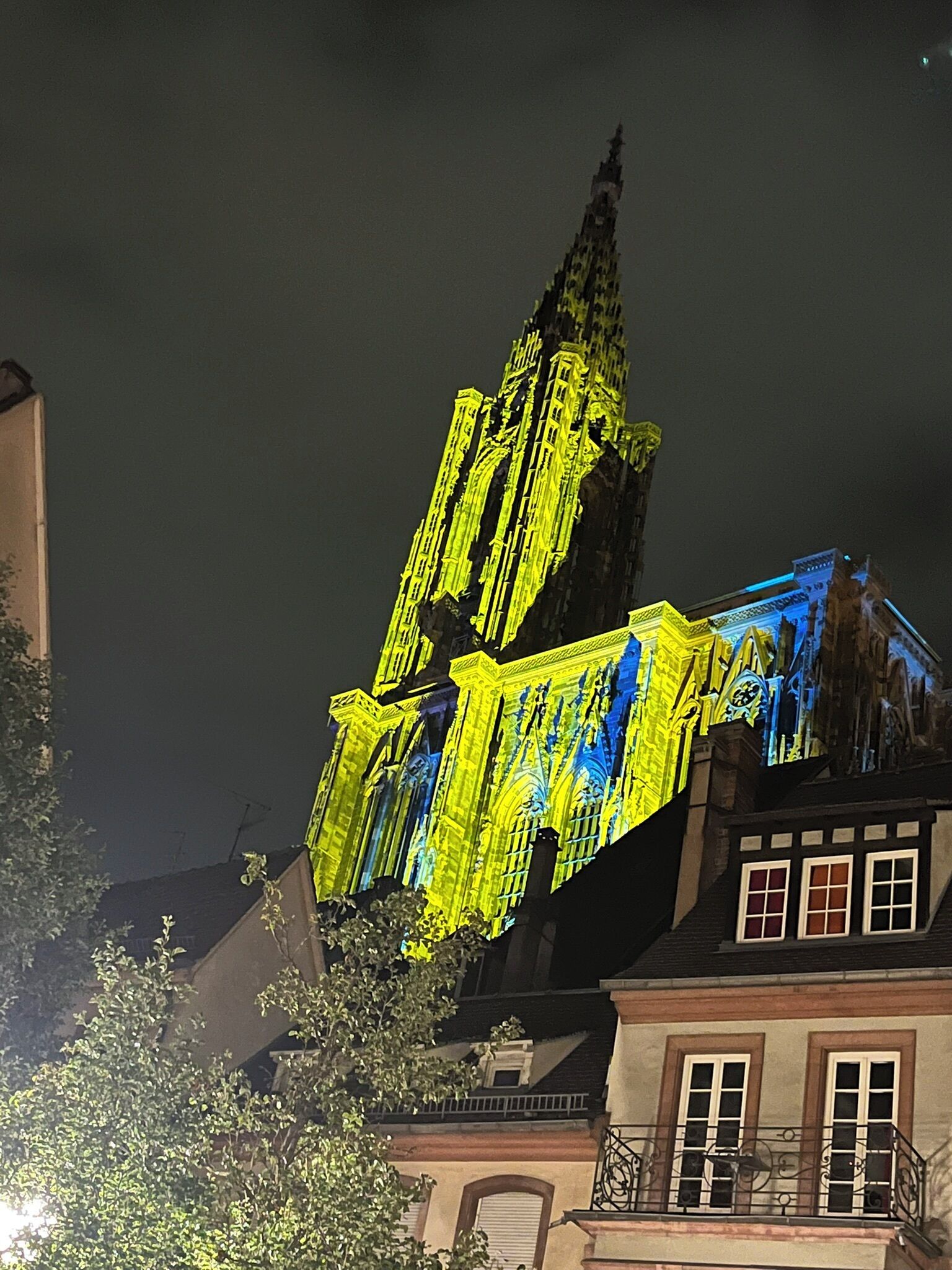 Un bâtiment dont les détails architecturaux sont illuminés la nuit.
