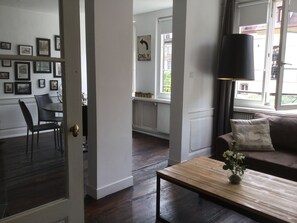 Télévision, cheminée, espaces bureaux