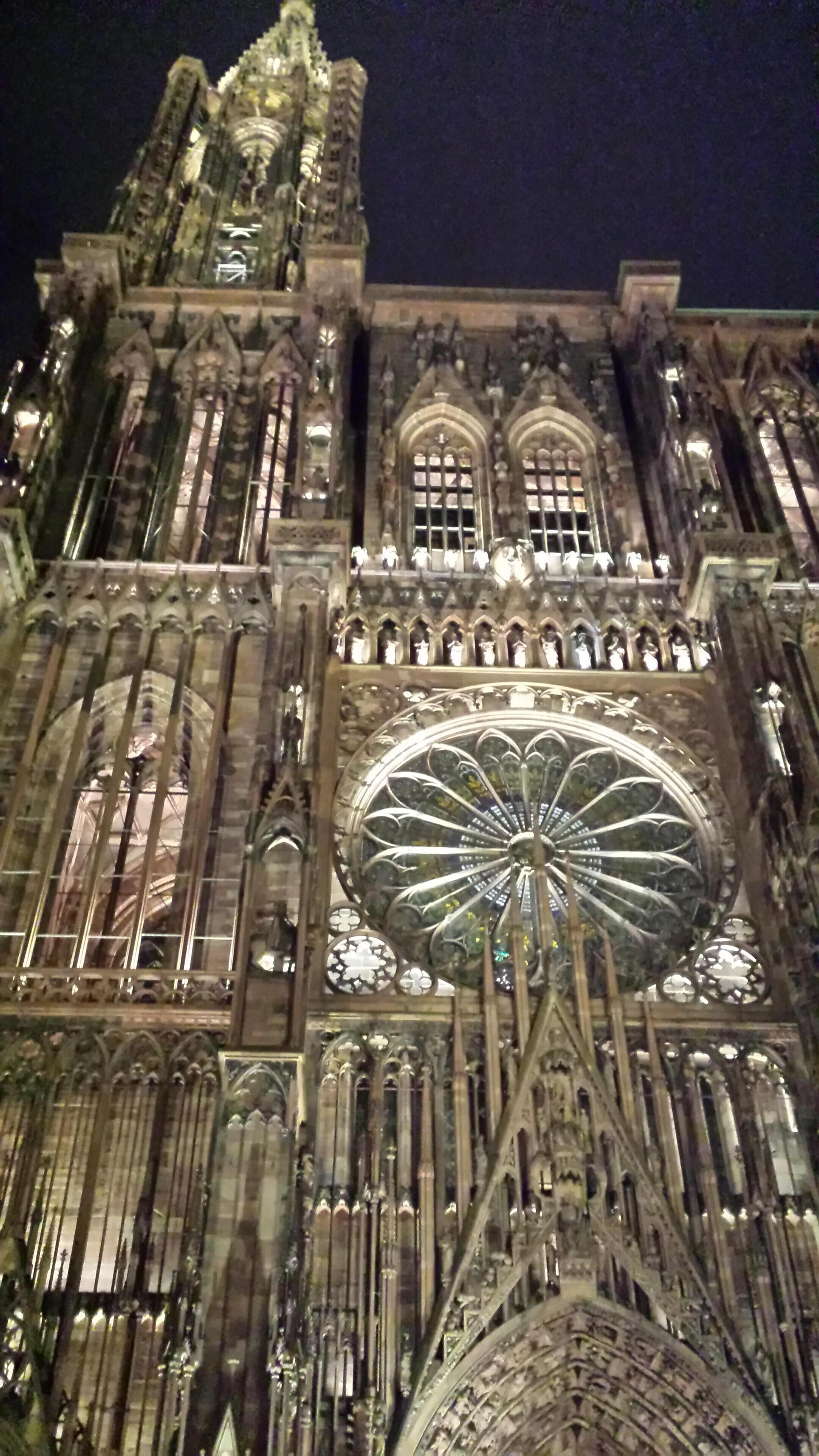 Eine gotische Kathedrale mit aufwendigen Steinmetzarbeiten und einem großen Rosfenster.