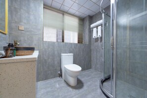 Kamar Keluarga | Kamar mandi | Shower, pancuran hujan, perlengkapan mandi gratis, dan pengering rambut