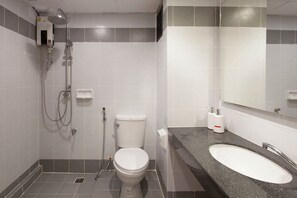 Studio Room | Bathroom | Shower, free toiletries, hair dryer, towels - Cozy Stay near Nimman (Chiang Mai)