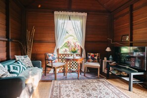 Garden Hillside Villa | Living area
