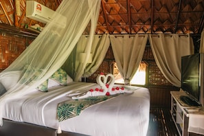 Garden Bamboo Villa  | Individually furnished, desk, iron/ironing board, rollaway beds - Bambu Getaway (Langkawi)