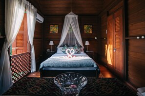 Villa clásica, en el área del jardín (Hillside) | Muebles diferentes, escritorio y tabla de planchar con plancha 
