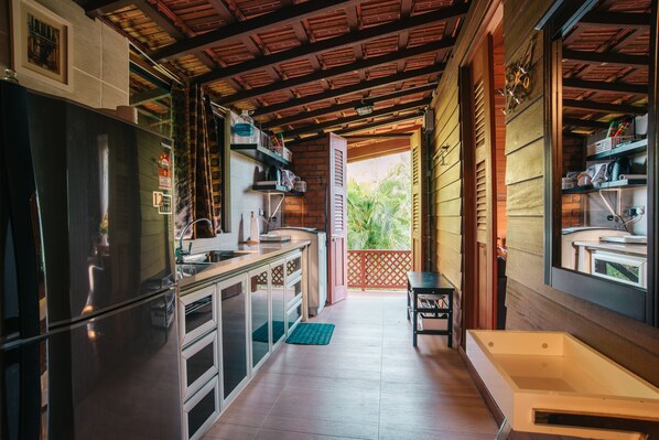 Villa clásica, en el área del jardín (Hillside) | Cocina privada | Refrigerador, microondas, cafetera y tetera y tetera eléctrica 