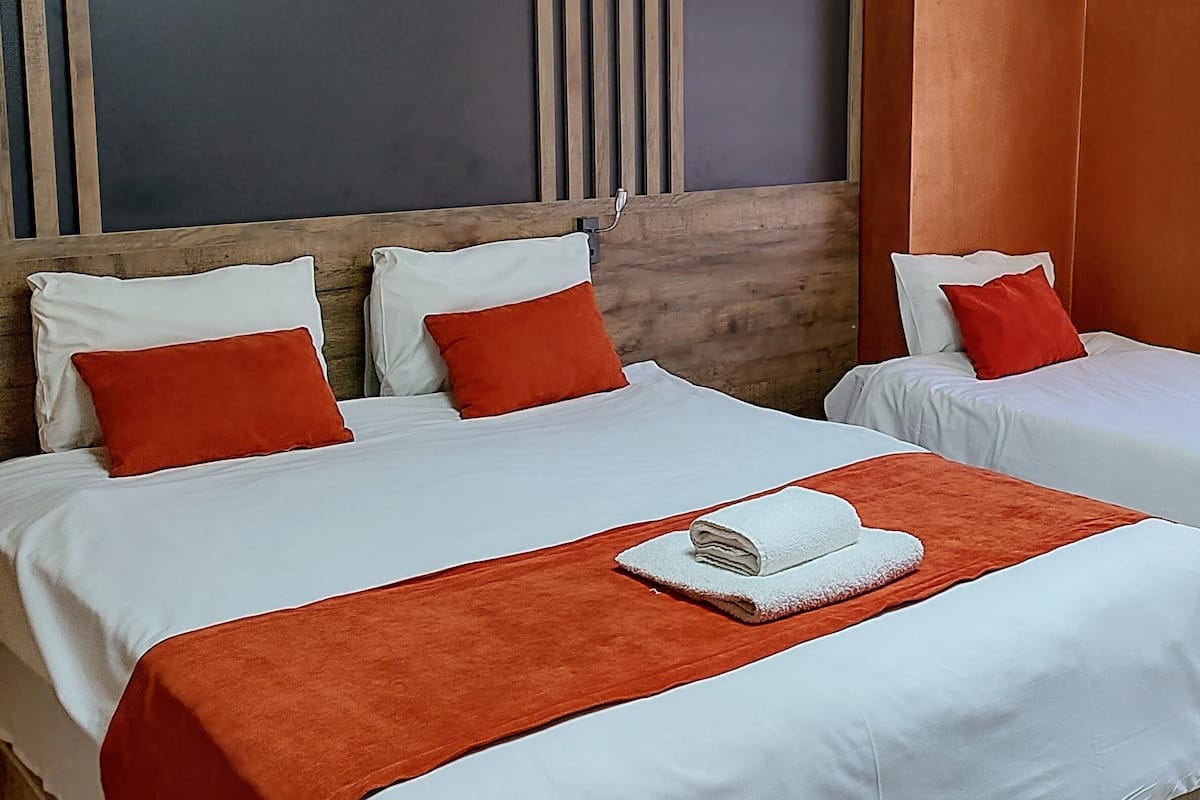 Standaard driepersoonskamer, balkon | Luxe beddengoed, geluiddichte muren, gratis wifi, beddengoed