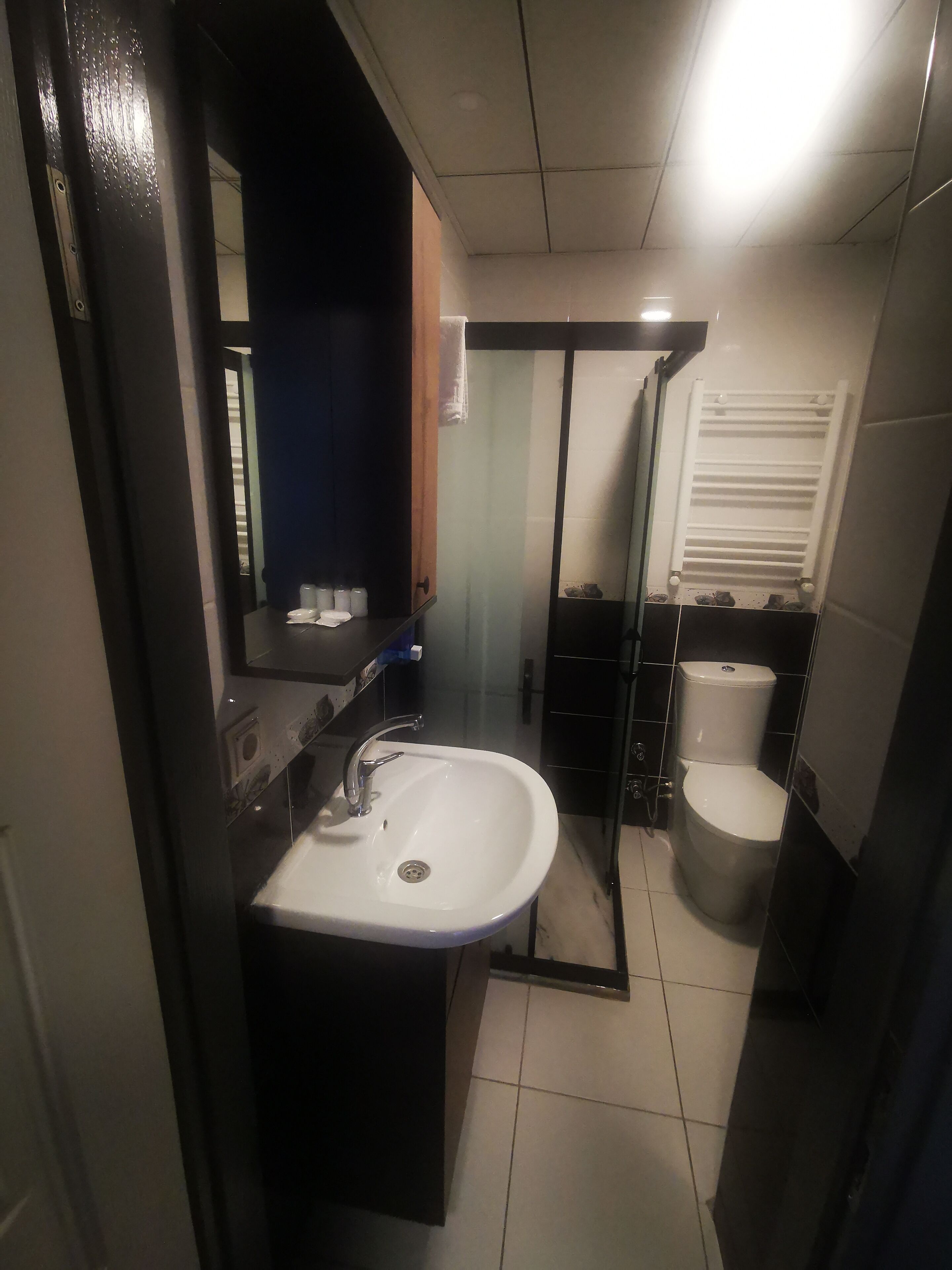 triple room | bathroom | shower, free toiletries, hair dryer, slippers