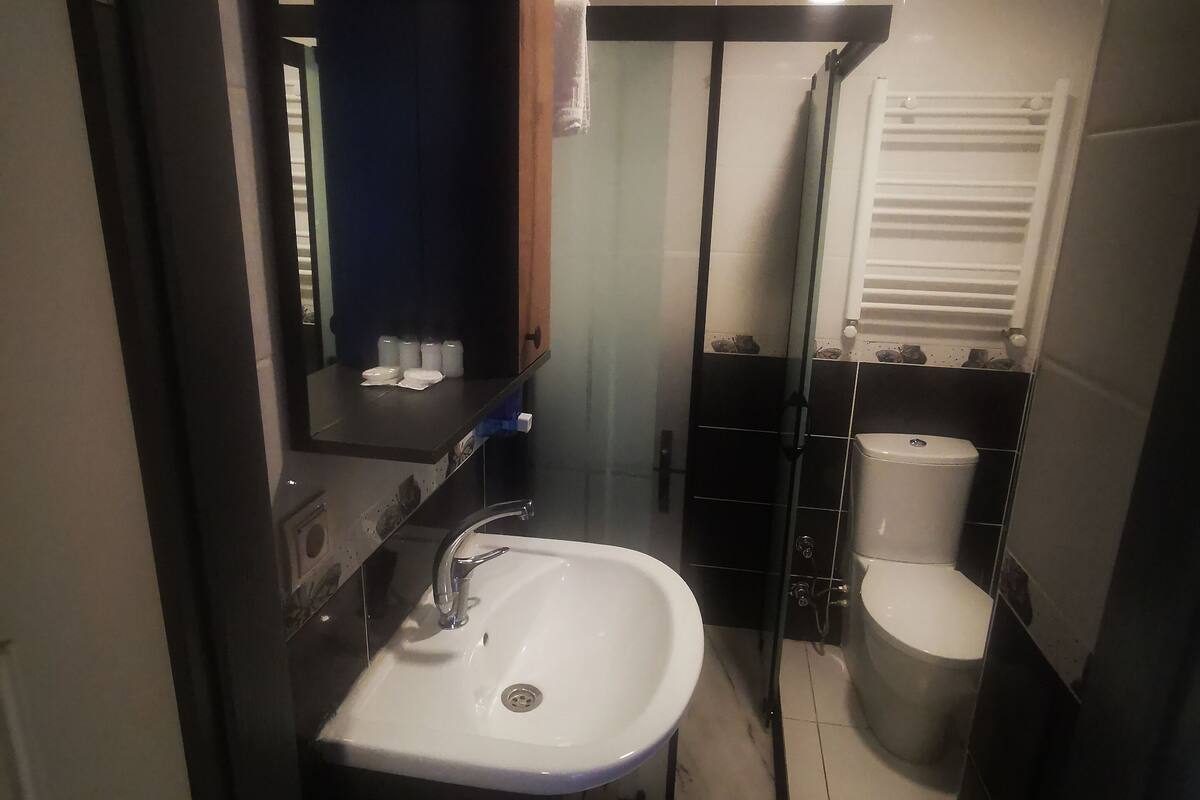 triple room | bathroom | shower, free toiletries, hair dryer, slippers