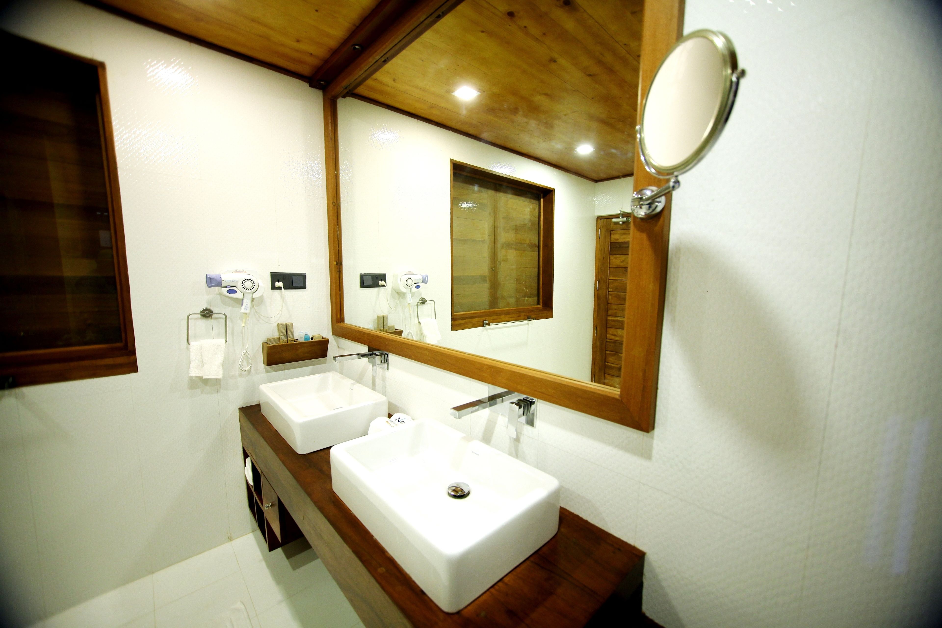 combined shower/bathtub, free toiletries, bidet, towels