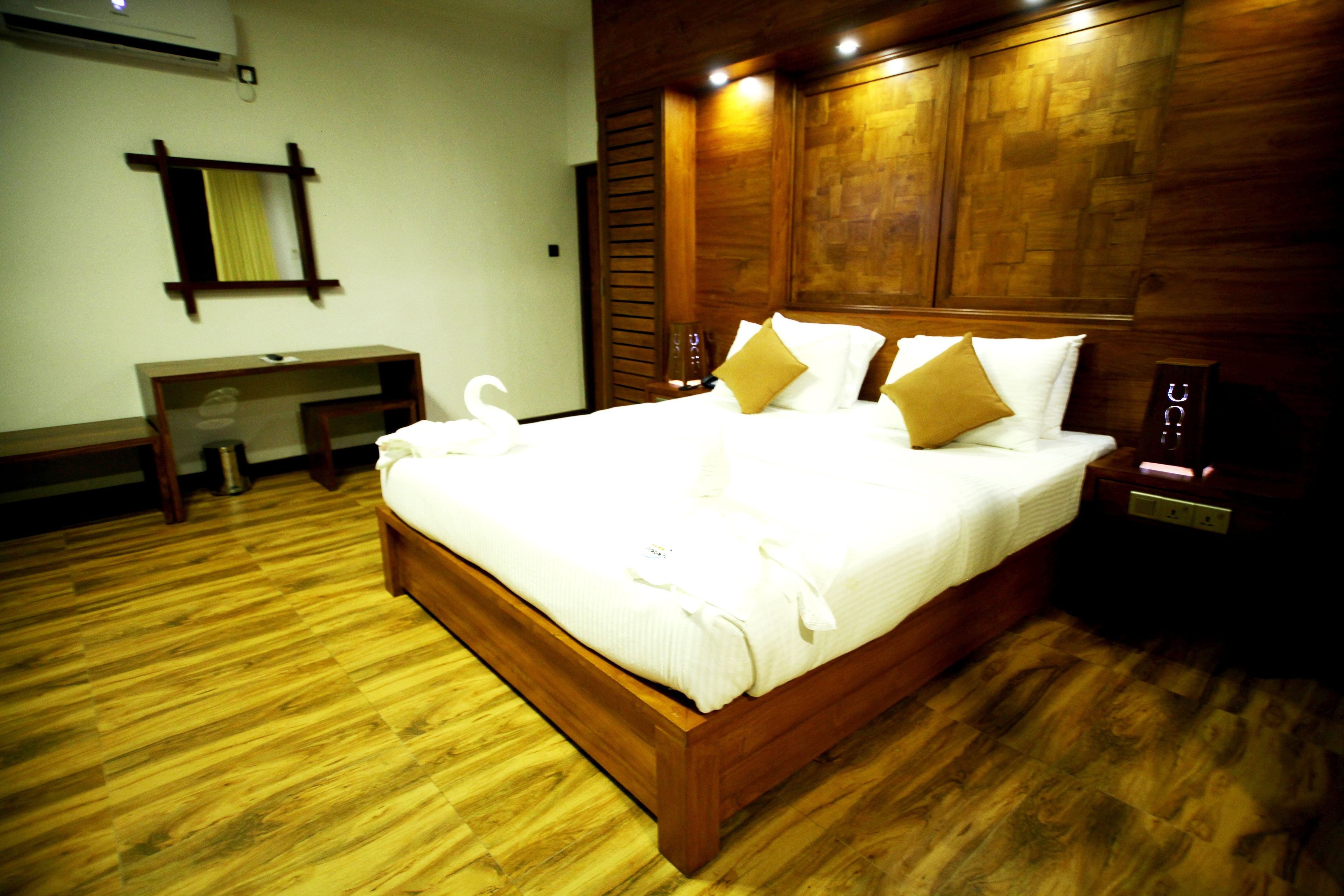 superior double room, jetted tub | minibar, in-room safe, desk, laptop workspace