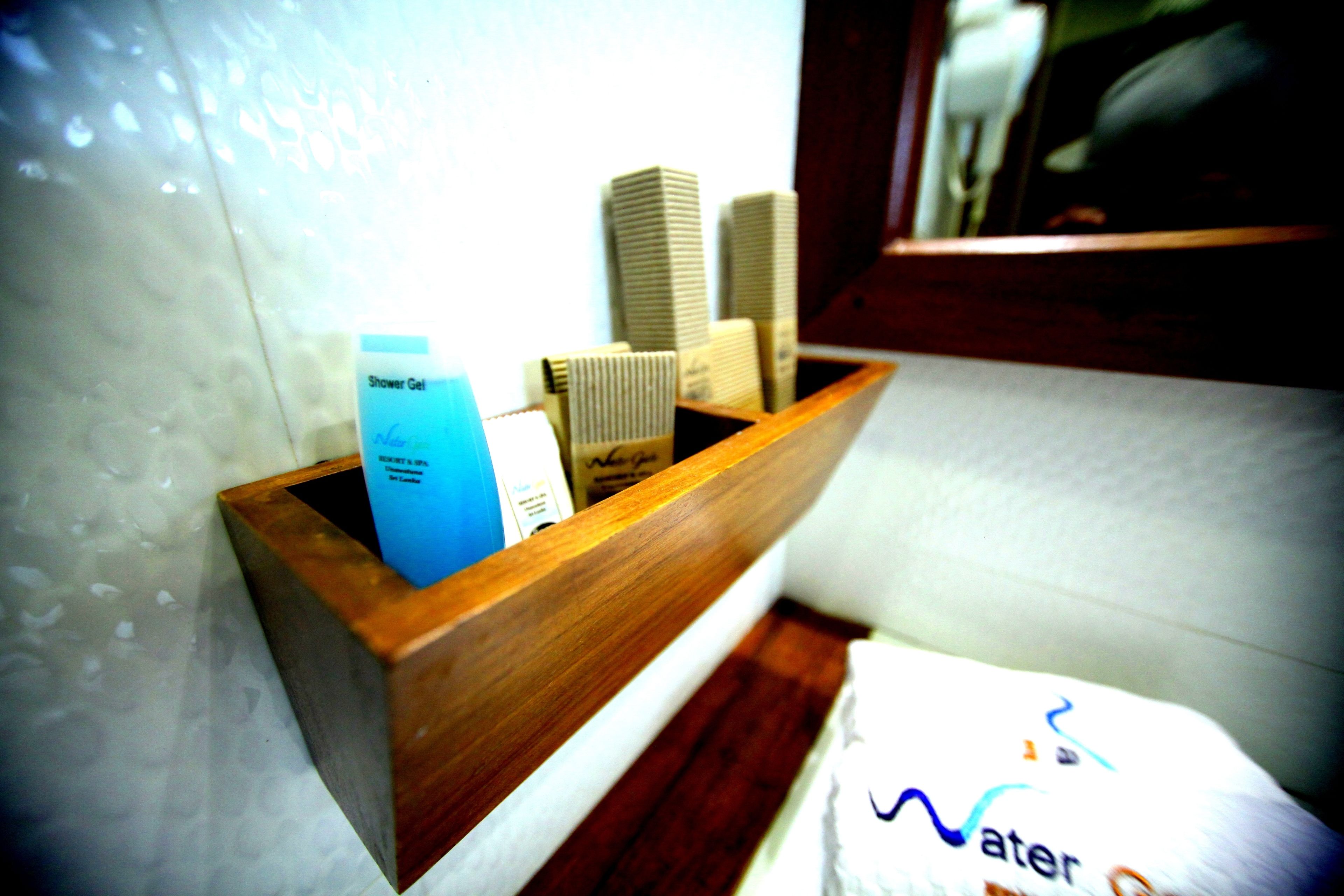 combined shower/bathtub, free toiletries, bidet, towels