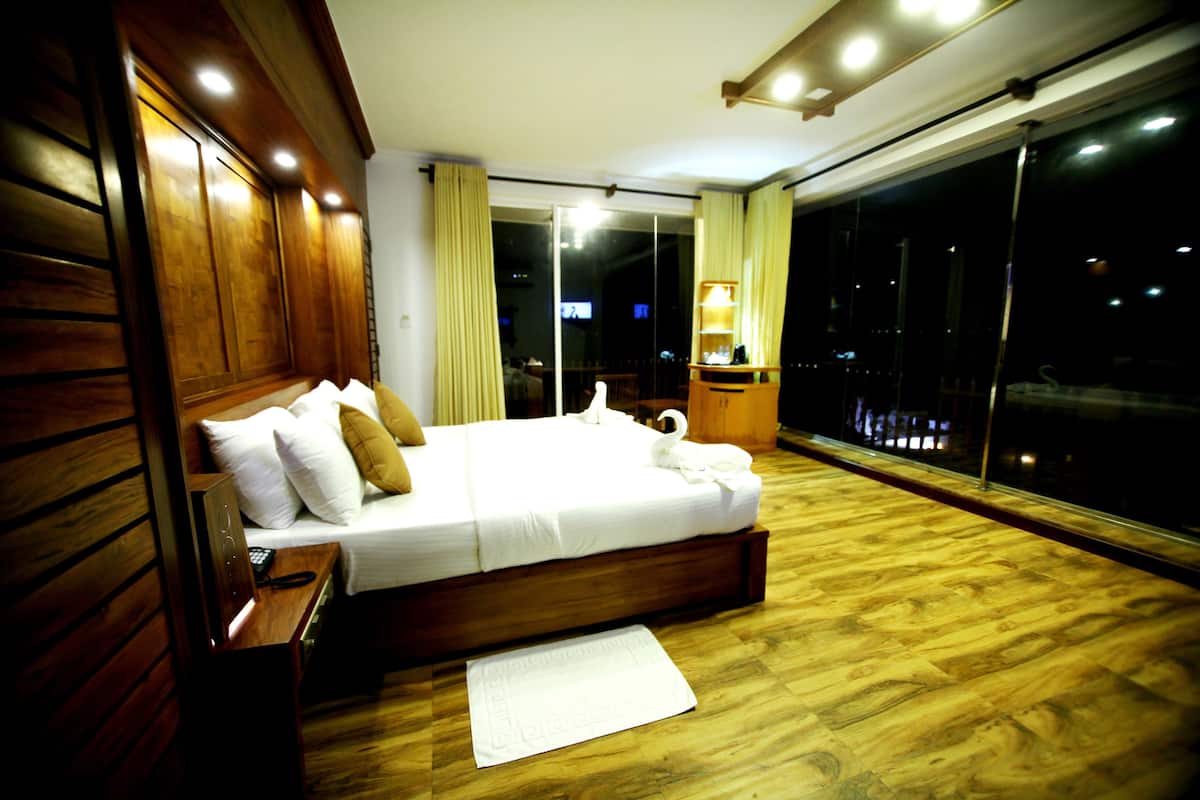 Habitación doble superior, hidromasaje | Minibar, caja de seguridad en la habitación y escritorio