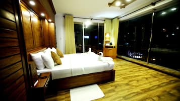Kamar Double Superior, jet tub | Minibar, brankas, meja kerja, dan ruang kerja ramah laptop
