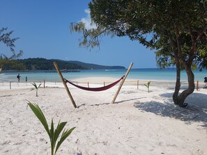 On the beach, white sand, sun loungers, beach towels - Bamboo Jam (Koh Rong Sanloem)