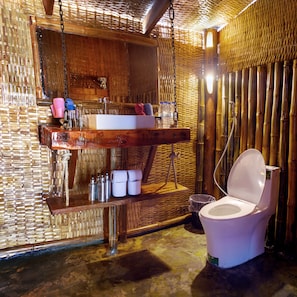 Familienvilla | Badezimmer | Dusche, Bademäntel, Handtücher