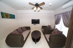 Suite, 2 llits dobles | Sala d'estar | Televisor de pantalla plana 