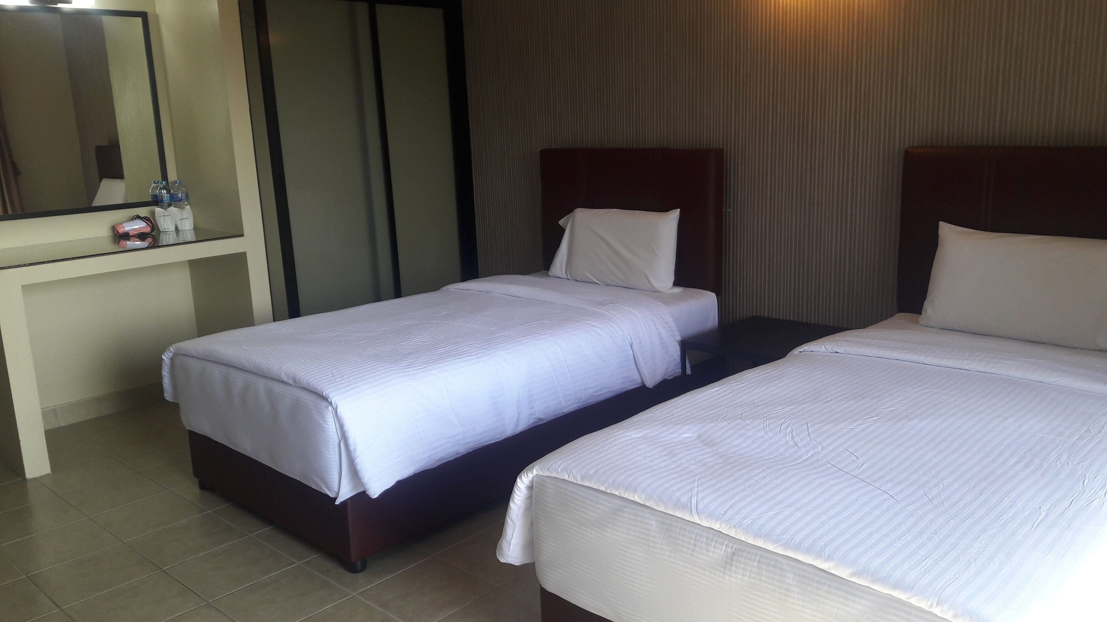 Twin Room, Balcony | Desk, blackout drapes, rollaway beds, free WiFi