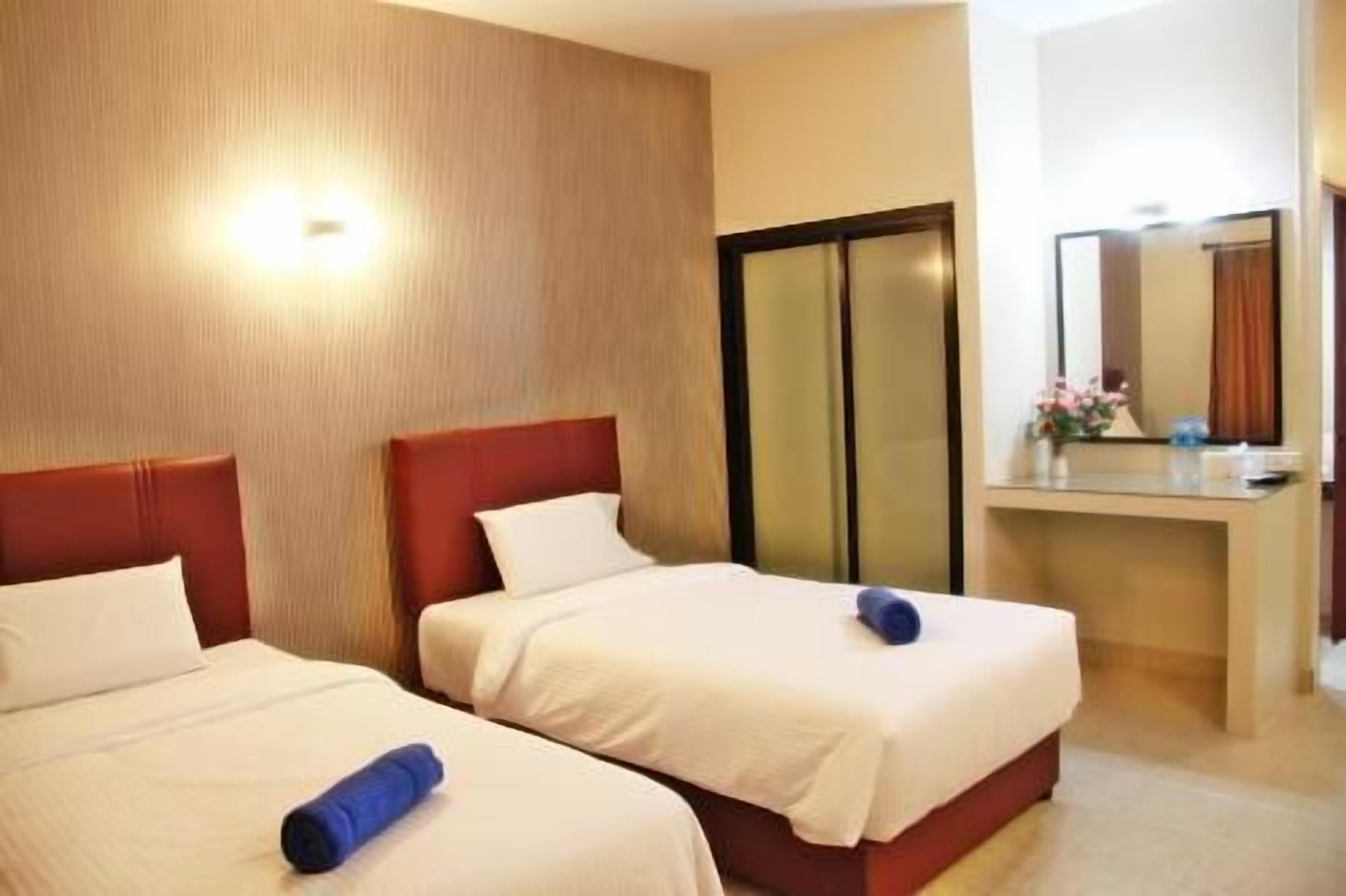 Escritorio, cortinas opacas, camas supletorias y wifi gratis