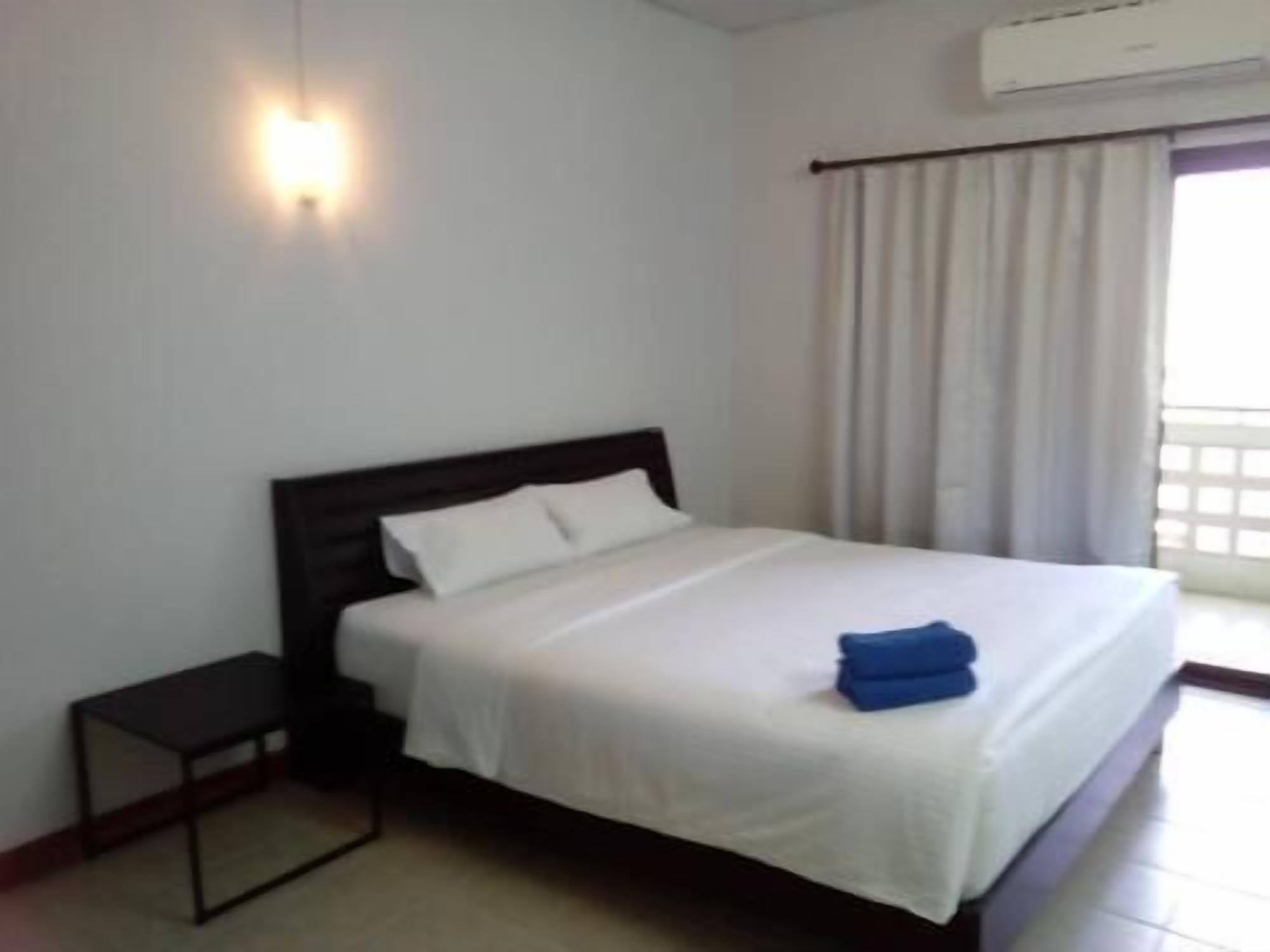 Escritorio, cortinas opacas, camas supletorias y wifi gratis