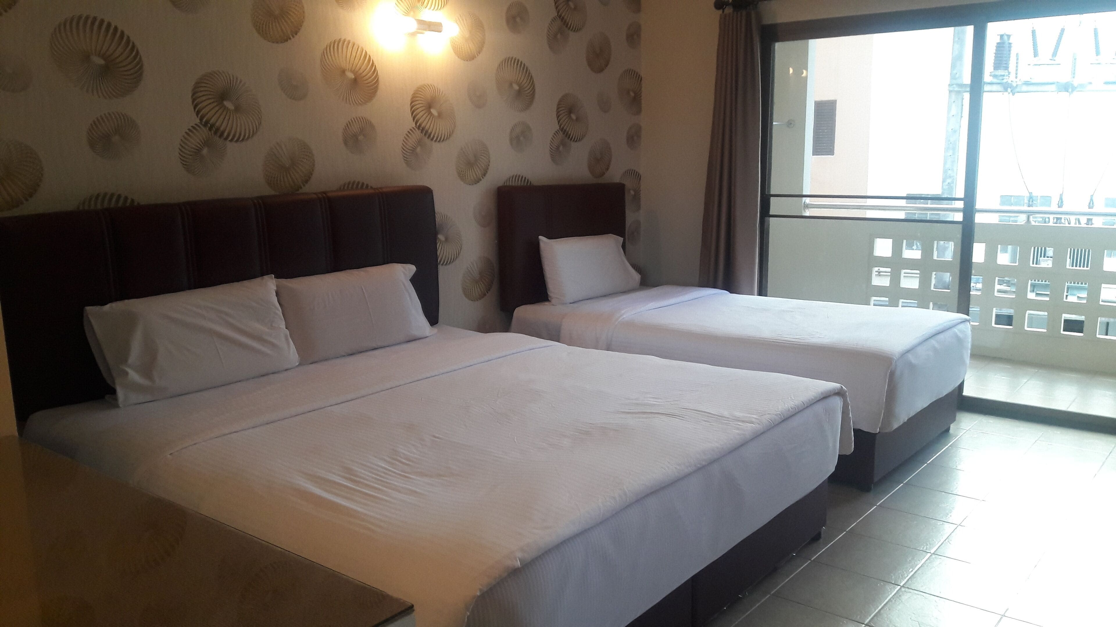 Chambre Triple, terrasse | Bureau, rideaux occultants, lits pliants/supplémentaires, Wi-Fi gratuit