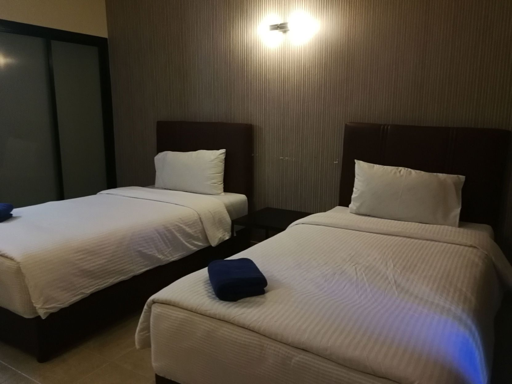 Escritorio, cortinas opacas, camas supletorias y wifi gratis