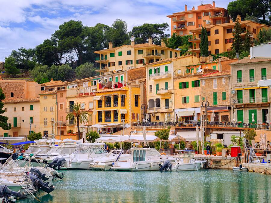 Sillas reclinables de playa, sombrillas