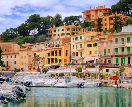 Lettini da mare, ombrelloni, 10 bar sulla spiaggia, motonautica