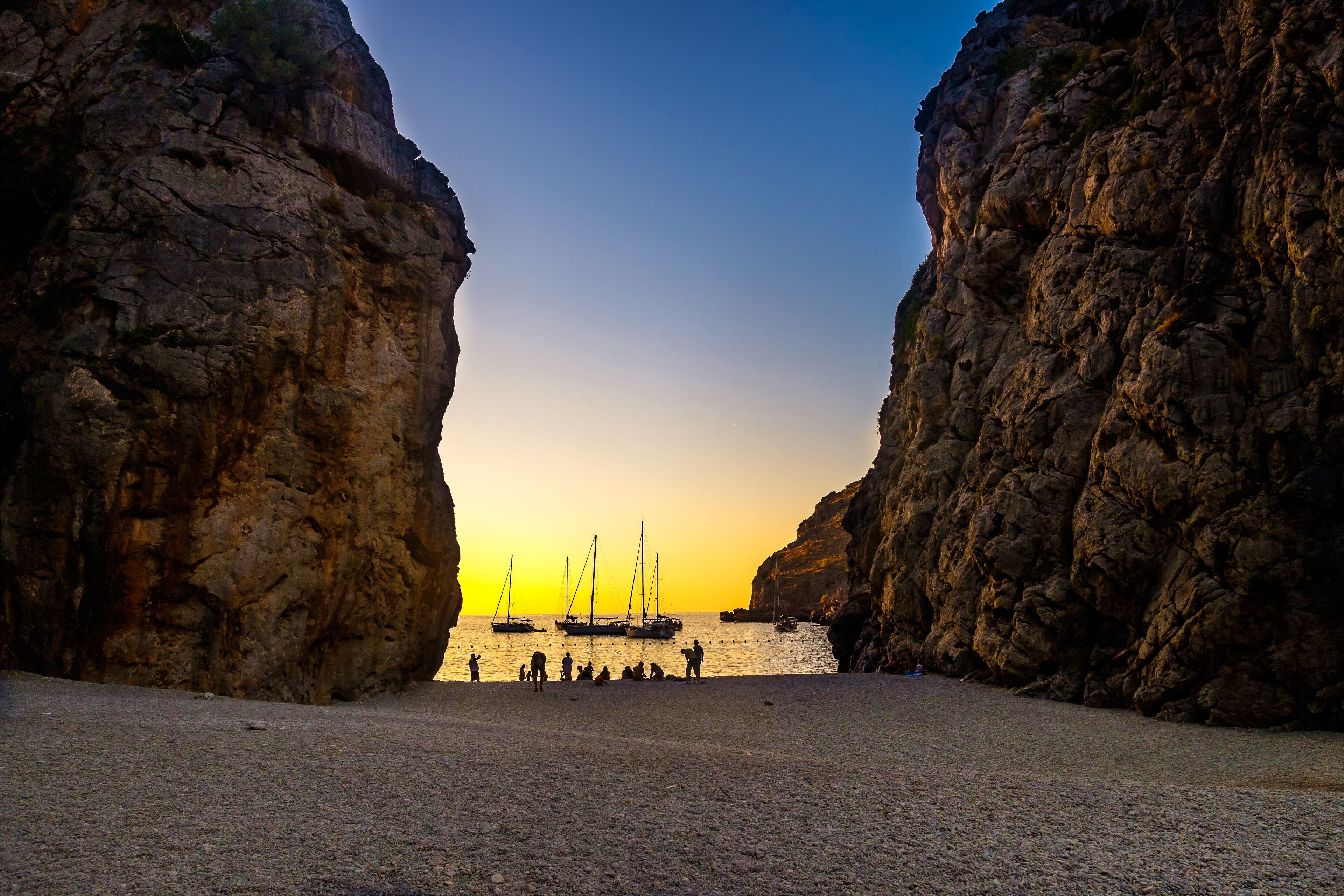 Sun loungers, beach umbrellas, motor boating, rowing