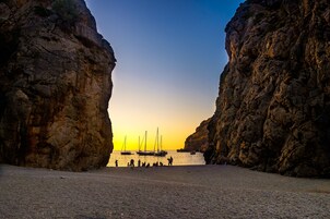 Sun loungers, beach umbrellas, motor boating, rowing