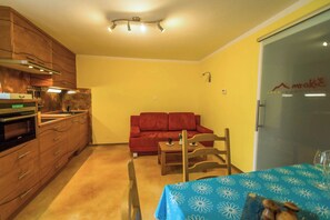 Apartment, 1 Schlafzimmer, Erdgeschoss | Wohnbereich | Flachbildfernseher
