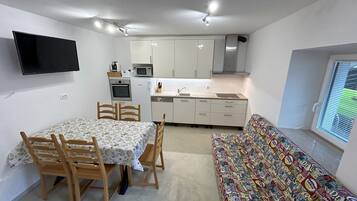 Lejlighed - 2 soveværelser - stueetage | Privat køkken | Køleskab, mikrobølgeovn, ovn, kogeplade