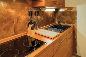 Apartamento, 1 habitación, planta baja | Cocina privada | Frigorífico, microondas, horno y placa de cocina