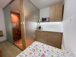 Tabla de planchar con plancha, wifi gratis y ropa de cama