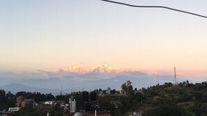 Un paisaje urbano con edificios y una línea de electricidad.