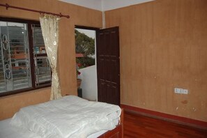 Shower, free toiletries, towels - Shrestha Hotel (Bandipur)