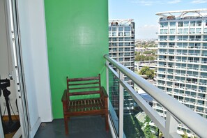 1 Bedroom Suite | Balcony - Shir Hub at Azure Urban Residences (Parañaque)