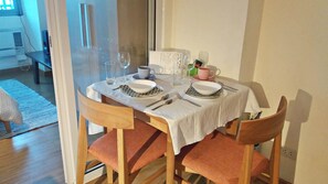 Suite, 1 chambre | Restauration dans la chambre