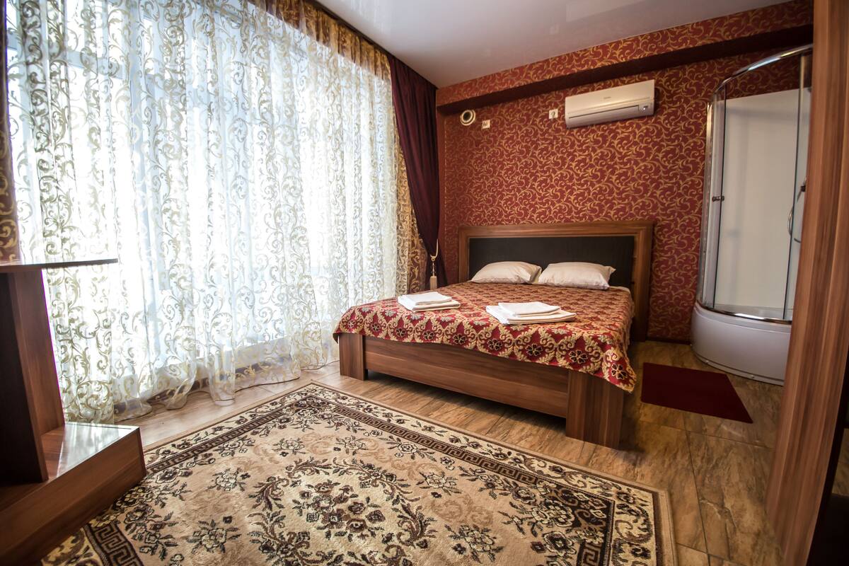 1 bedroom, in-room safe, iron/ironing board, free WiFi
