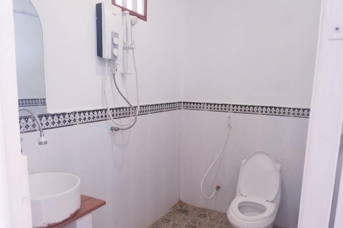 Hydromassage showerhead, designer toiletries, hair dryer, slippers