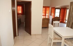 Chambre quadruple Standard, 2 chambres | Aire de séjour | Téléviseur à écran plat