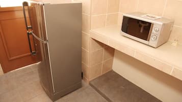 Fridge, microwave, coffee/tea maker, electric kettle