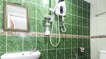 Standard Double Room | Bilik Mandi | Pancuran mandi, tuala disediakan