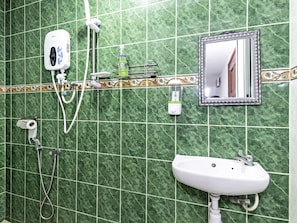 Standard-Zweibettzimmer, 2 Einzelbetten | Badezimmer | Dusche, Handtücher