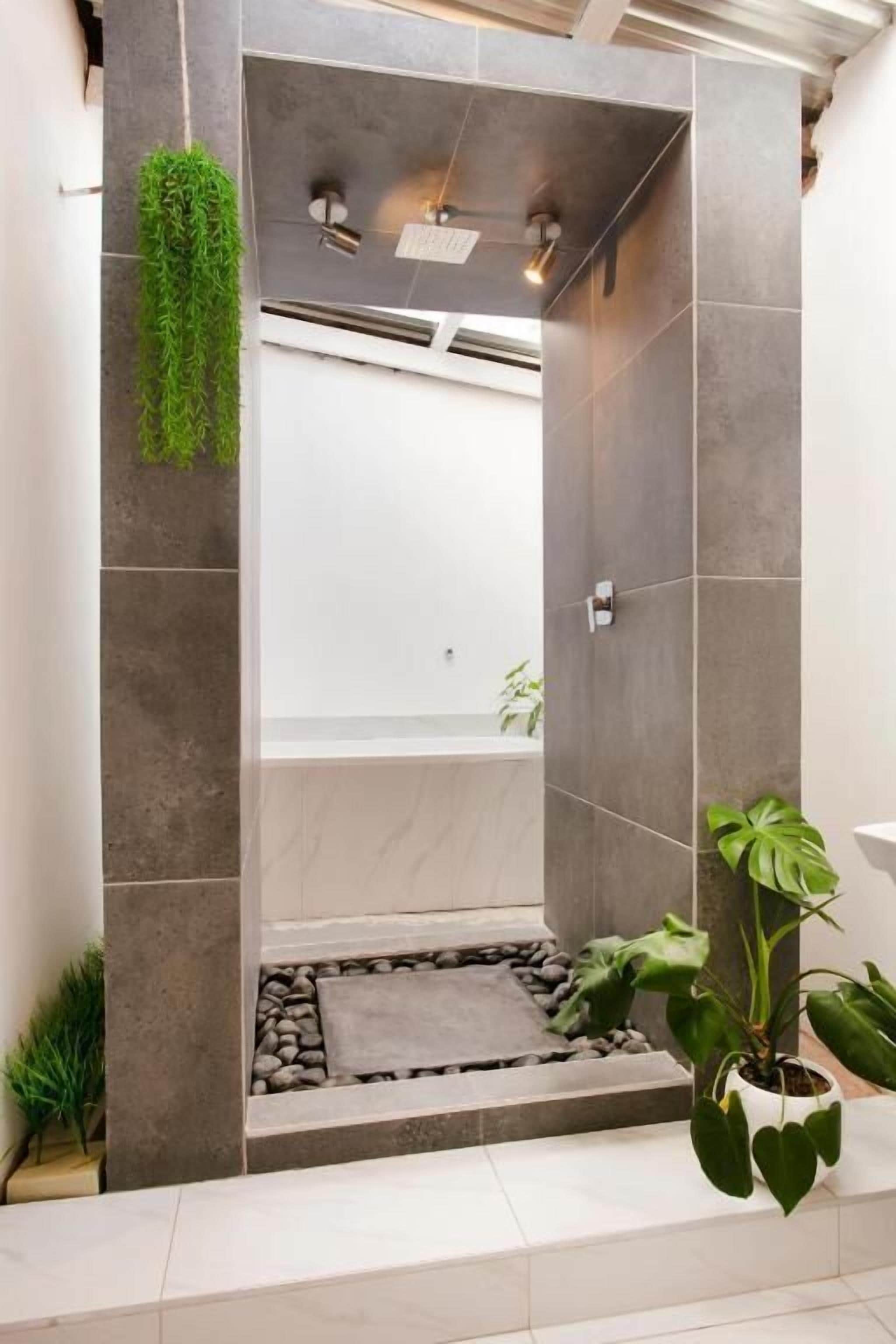 Family Room | Bathroom | Shower, free toiletries, towels